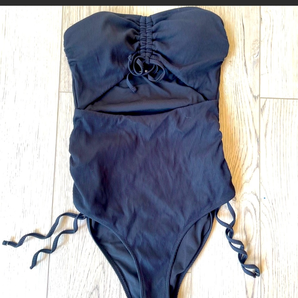 Ribbed cutout one piece. Great condition